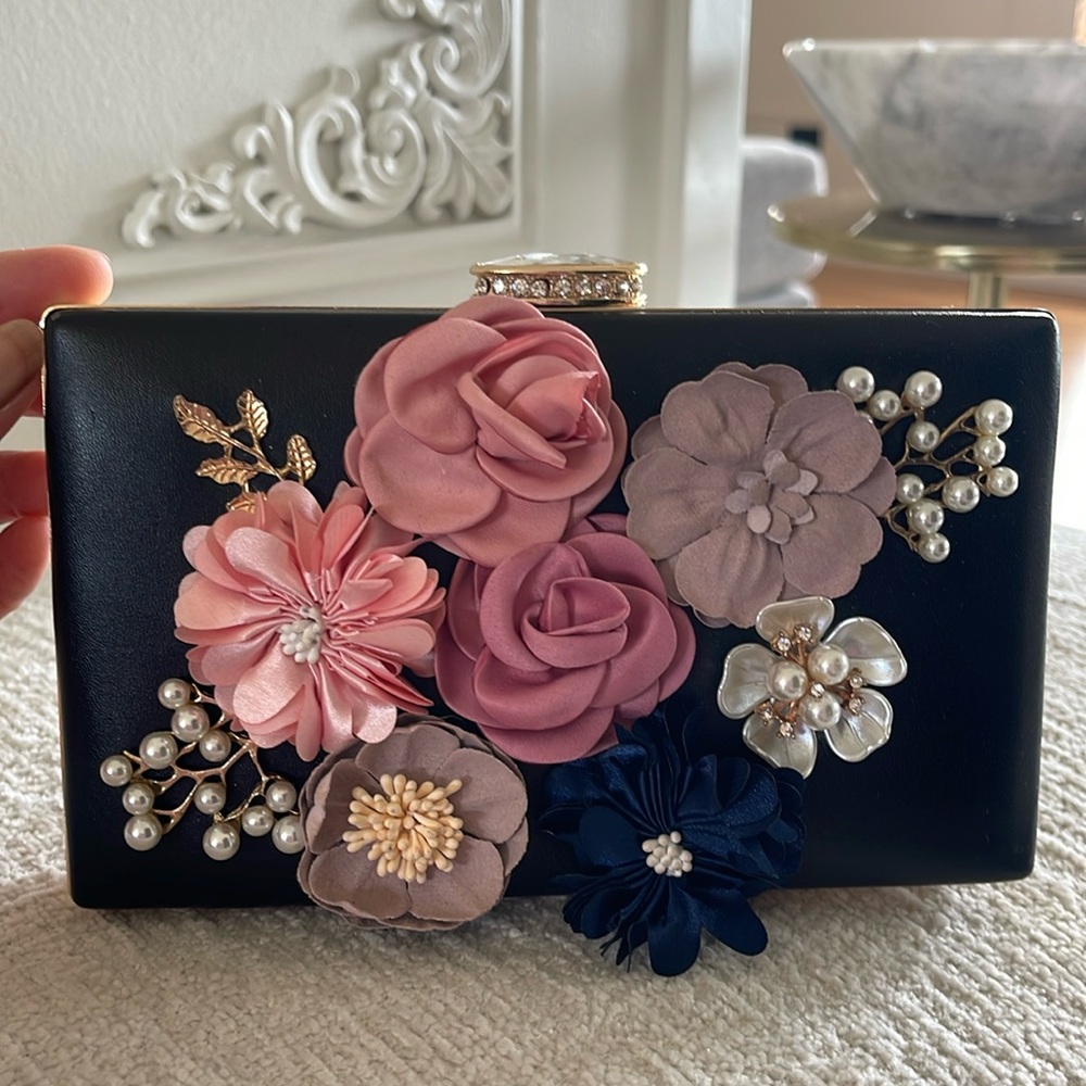 FLORAL AND PEARL CLUTCH